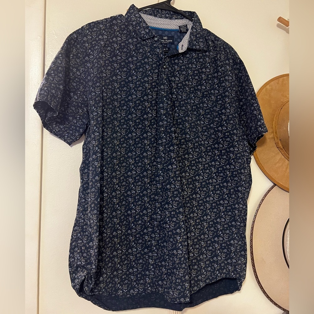 LIKE NEW ⭐️ Men’s casual button down navy blue floral shirt